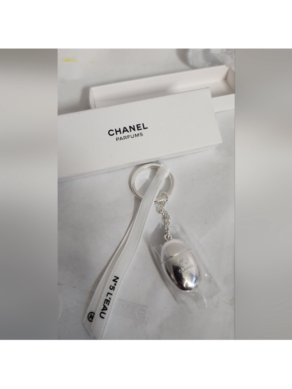 CHANEL N°5 L’EAU Silver Keychain VIP Perfume Capsule with Ribbon & Box AUTHENTIC - Picture 2 of 12